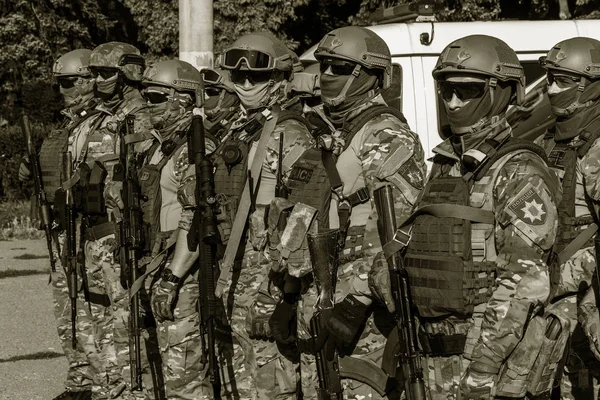 オデッサ ウクライナ 2018 特殊な武器の完全な戦闘形式にランクでウクライナの警察の特殊部隊 迅速な反応の警察 反テロ部隊の Urkainain 特殊部隊 — ストック写真