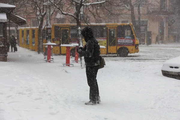 奥德萨 乌克兰 2018年1月16日 强烈的降雪 冬季城市街道的气旋 汽车被雪覆盖着 滑溜溜的路 冬天的坏天气 大雪和暴风雪 行人去下雪 — 图库照片