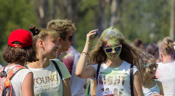 Odessa Ukrajna 2017 Augusztus Fiatalok Fiúk Lányok Szórakozni Holi Holiday — Stock Fotó