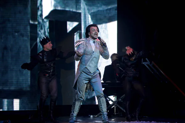 Odessa, Ukrayna, 17 Nisan 2012: Pop konser ikonik Rus şarkıcı Philip Kirkorov Odessa'daki. Ful ile parlak renkli ışık ve tiyatro gösterisi.