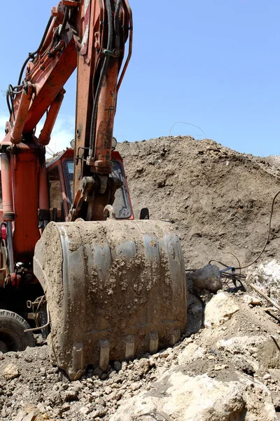 乌克兰奥德萨 2011年8月13日 公路管道上的旧挖掘机进行土方工程拆除地面平地山脉和景观 — 图库照片