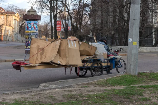 Odessa Ukraina Marca 2017 Bezdomny Bagażem Śpi Siedząc Rowerze Osoby — Zdjęcie stockowe