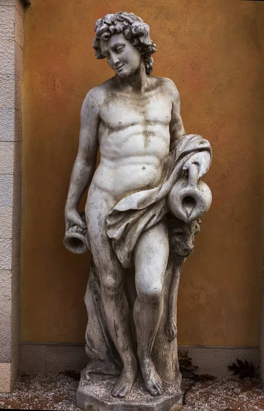经典的希腊雕像装饰着一个废弃酒店的门面 古希腊神话中希腊和罗马古塑雕塑的石膏副本 作为建筑立面的装饰 — 图库照片