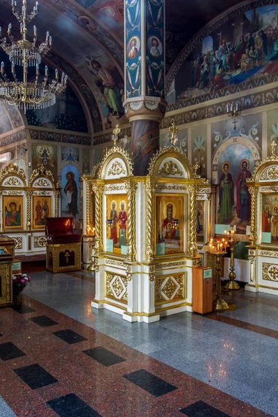奥德萨 乌克兰 东正教教堂的内部 和美丽的历史建筑拱门 彩绘图标 浮雕在自然光 — 图库照片