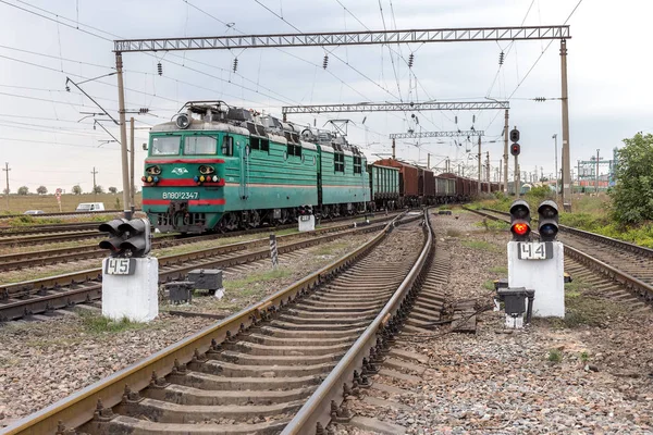 Odessa, Ukrayna - 28 Eylül 2015: Ukrayna Demiryolları trenlerle yük hareketi. Demiryolu kavşak. Demiryolu üzerinde işaretler. Tren trafik ışıkları. Biçimini değiştirme.
