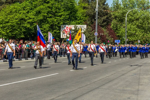 ノヴォロシースク ロシア連邦 2018 メーデーのデモ 休日の行列の間にバナーを持つ人々 労働日を祝います すべての働く人々 植民地で行進する人々 — ストック写真