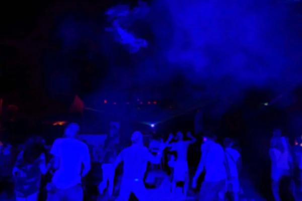 オデッサ ウクライナ 2017 明るいライト ステージの前のダンスフロアでコンサートの群集のシルエット 非に焦点を当てたコンサートの群集 デフォーカス パーティーで群衆 クラブ パーティーをぼかし — ストック写真