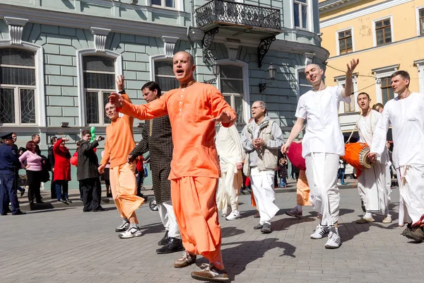 Odessa Ukraina Kwietnia Wielbiciele Hare Krishna Taniec Karnawału Biesiadników Podczas — Zdjęcie stockowe