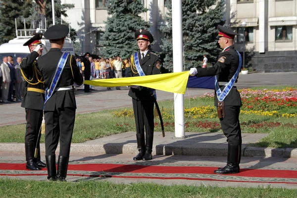 オデッサ ウクライナ 2011 2011 日のオデッサ ウクライナ ウクライナの国旗を掲揚の伝統的なお祝い儀式 — ストック写真