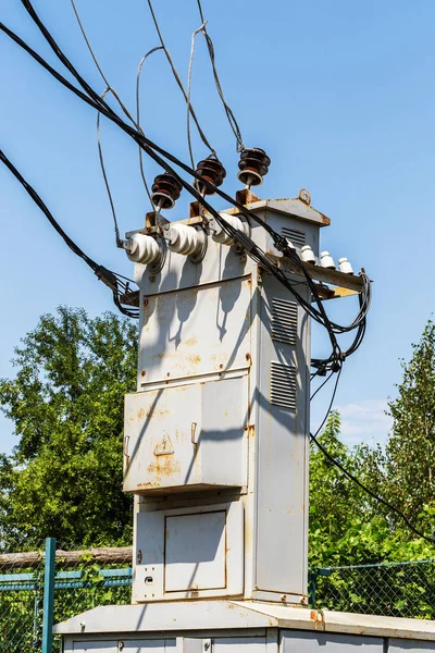 一時的な降圧変圧器と電線をサポート青空セラミック絶縁体にお問い合わせください エネルギー供給 電力輸送の概念 供給およびエネルギー資源の輸送 — ストック写真