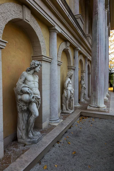 Copias Estatuas Griegas Clásicas Adornan Fachada Hotel Abandonado Copias Yeso —  Fotos de Stock