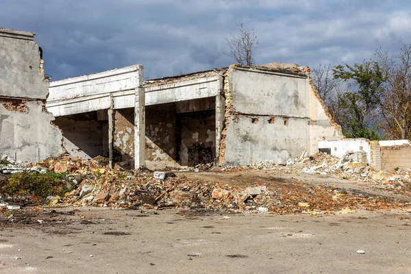 Eski endüstriyel fabrika binaları kalıntıları ile manzara. Moloz ile terk edilmiş bir fabrika iç yağma ve atık. Ukrayna ekonominin çöküşü. Odessa