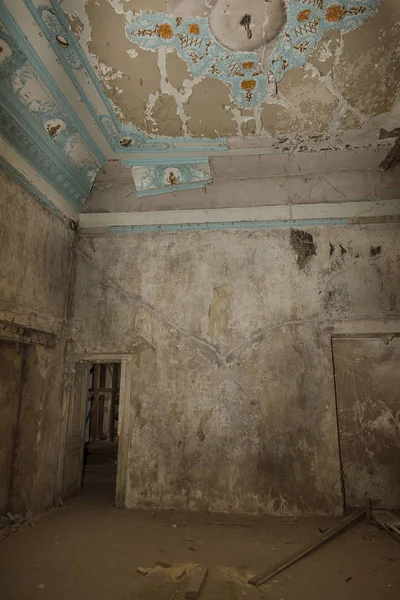 神秘的なインテリア 遺跡の古代の 世紀の建物の放棄された廃墟 旧では 廊下にゴミや泥を台無しにしました 石膏装飾レリーフを破壊 — ストック写真
