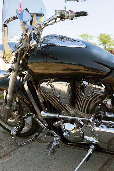 摩托车特写 一个美丽的强大的镀铬摩托车的细节 自由和旅行的概念 摩托车停在街上 大自行车 金属光泽的新型内燃机 — 图库照片