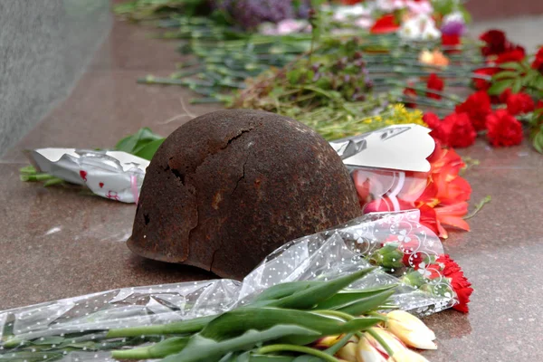 헬멧입니다 위대한 군인의 명예에 영원한 조국의 수비수 기념관입니다 승리의 기호입니다 — 스톡 사진