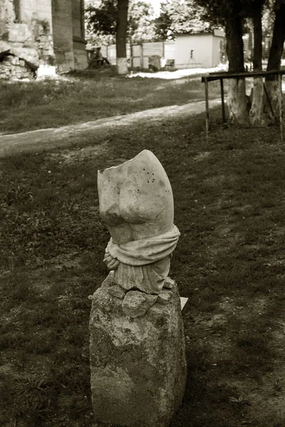 Prachtige Antieke Gebroken Standbeeld Van Witte Marmeren Naakt Meisje Archeologische — Stockfoto