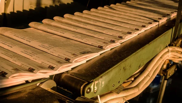 Processo Trabalho Impressão Circulação Jornal Notícias Fita Transporte Com Jornal — Fotografia de Stock