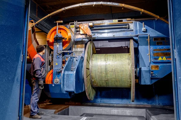 Fragmen Dalam Pabrik Modern Memproduksi Kabel Listrik Dan Serat Optik — Stok Foto