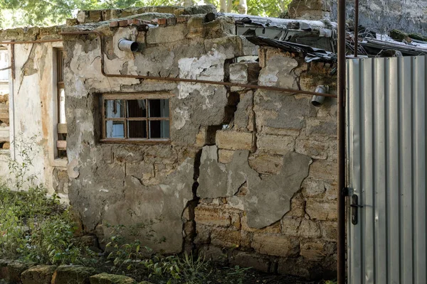 Private Abandoned House Collapses Poor Neighborhood House Destroyed Cracks Wall — Stock Photo, Image