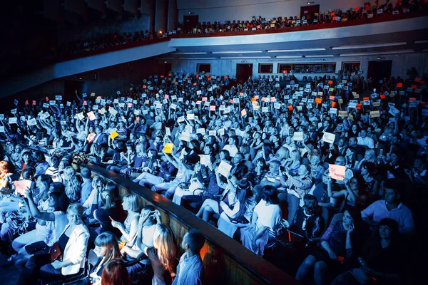 Odessa Ukraina Czerwca 2014 Publiczność Koncercie Podczas Creative Światło Muzyka — Zdjęcie stockowe