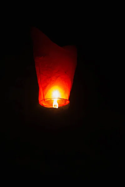 Lovers Boy Girl Launch Sky Luminous Chinese Love Lantern Candle — Stock Photo, Image