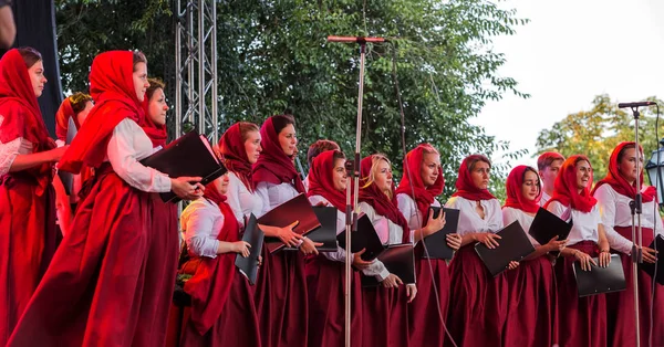 Odessa, Ukrayna - 28 Temmuz 2018: Kilise korosuna açık yaz Tiyatrosu önünde veliler ve konuklar Kiev Rus vaftiz sırasında Ortodoks Christian bayram gerçekleştirir