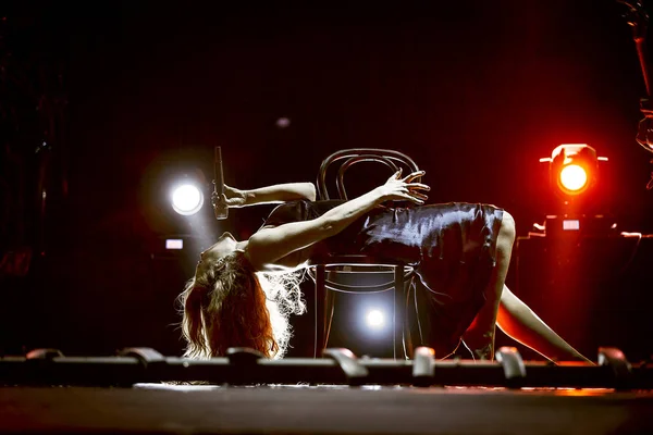 オデッサ ウクライナ 2014 創造的な光と音楽の中にコンサートでナイトクラブで表示 クラブ パーティーで煙の段階 歌手ティナ カロル ウクライナと彼女のジャズ バンド — ストック写真