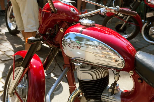 Odessa, Ukrayna 16 Ağustos 2017. Benzersiz motosiklet modellerinin benzersiz, efsanevi eski ve modern pahalı bisikleti otomatik toplayıcıları sergisinde geleneksel sergisinde gösterdi. Bisiklet gösterisi