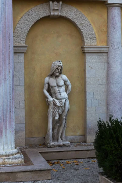 Copies Classic Greek Statues Adorn Facade Abandoned Hotel Plaster Copies — Stock Photo, Image