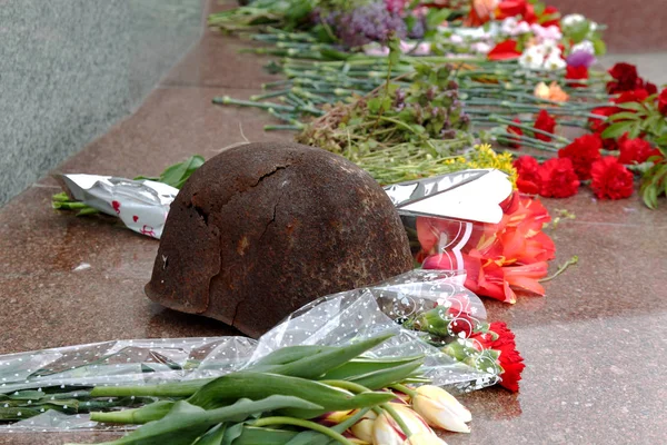 Old Rusty Army Helmet Eternal Flame Honor Soviet Soldiers Who — Stock Photo, Image