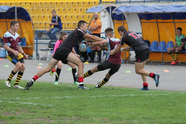 Odessa, Ukrayna - 29 Eylül 2018: Final Oyunları Şampiyonası Ukrayna'nın en güçlü takımları Rugby-7. Rugby topu alan üzerinde. Rugby topu için ağır mücadele sahip. Takım sporcular oyuncular sahada