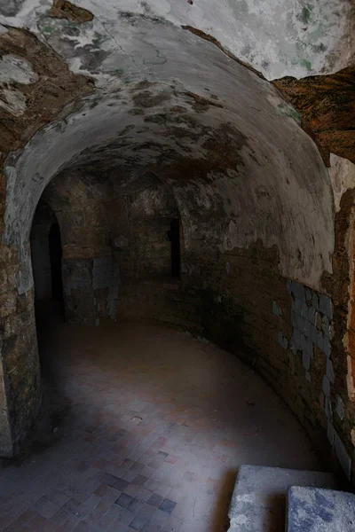 Старий Покинутий Тунель Підземному Винному Підвалі Вхід Катакомби Підземелля Стара — стокове фото