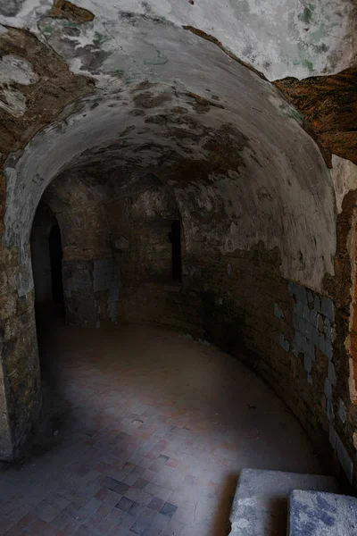 Velho Túnel Abandonado Numa Adega Subterrânea Entrada Para Catacumbas Fortaleza — Fotografia de Stock