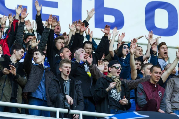 Odessa, Ukrayna 03/17/2018: stadyum tribünlerde seyirci. Stadyumda futbol taraftarları. Mutlu ve sallayarak flamalar Fc Chernomorets rafları fanlar bulunmaktadır