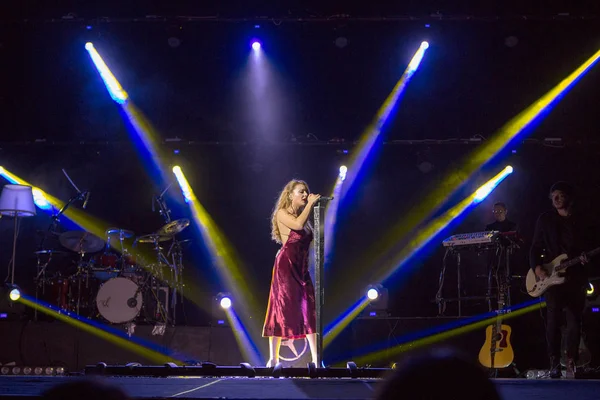 Odessa, Ukrayna - 20 Haziran 2014: bir konser yaratıcı ışık ve müzik sırasında klübünde gösterir. sahne alanı üzerinde bir kulüp partisi duman. Şarkıcı Tina Karol Ukrayna ve onun Caz Orkestrası