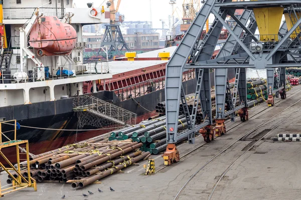 Одесса Украина Апреля Погрузка Грузового Морского Судна Причале Одесского Морского — стоковое фото