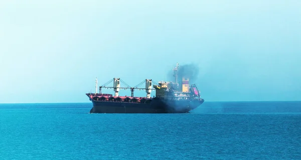 海水物流和海运货物运输 货船在海上 海运货物运输 干货船 集装箱船 — 图库照片
