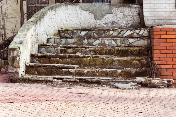 Μια Παλιά Ανοιχτή Εξωτερική Πέτρινη Σκάλα Πέτρα Τσιμεντένια Σκαλοπάτια Της — Φωτογραφία Αρχείου