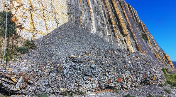 特別な金属メッシュで道路の近くで斜面危険な山を強化します 山スラウから道路の落石ネット フェンスを抑制累積金属保護 — ストック写真