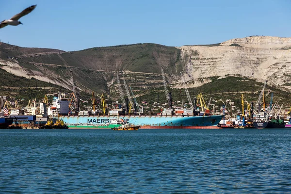 Novorossiysk, Rusya - 3 Mayıs 2018: Novorossiysk ticari liman döneminde ekonomik ve Rusya'nın yaptırımlar abluka. Ticari deniz Novorossiysk liman tam bir yük