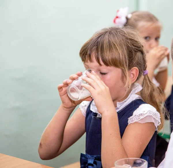 Odessa Ucraina Settembre 2015 Bambini Delle Scuole Primarie Ricevono Cibo — Foto Stock