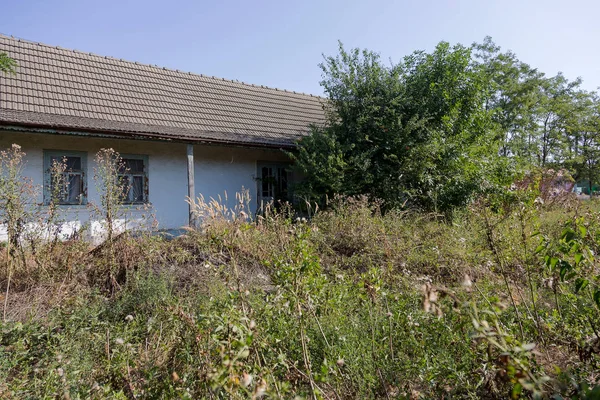 Velha Quinta Deixou Casa Arruinada Destruída Pelo Tempo Uma Casa — Fotografia de Stock