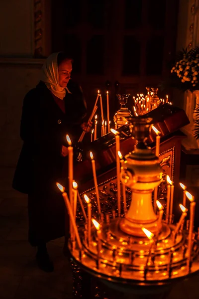 乌克兰奥德萨马戏团 2018 在东正教教堂燃烧蜡烛 在耶稣基督被钉十字架之前 人们在基督教会上点燃蜡烛 — 图库照片