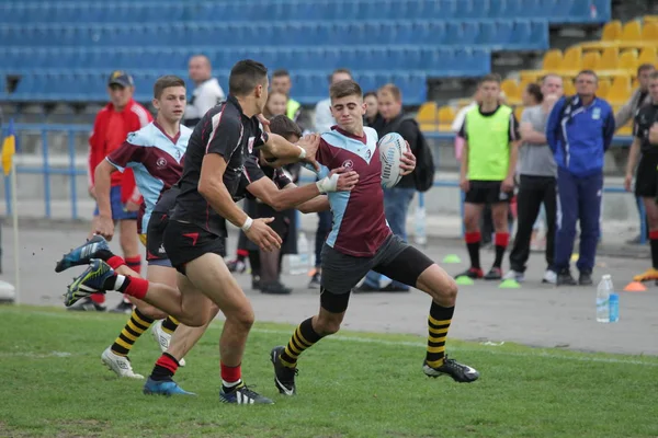 Odessa, Ukrayna - 29 Eylül 2018: Final Oyunları Şampiyonası Ukrayna'nın en güçlü takımları Rugby-7. Rugby topu alan üzerinde. Rugby topu için ağır mücadele sahip. Takım sporcular oyuncular sahada