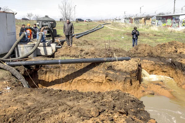 Odessa, Ukrayna - 16 Nisan 2012: Kanalizasyon Pompa İstasyonu çevre felaketi insan yapımı felaket. Sular altında siperler açık Odessa, Ukrayna 16 Nisan 2012 atık su kırık eski paslı boruları tamir.