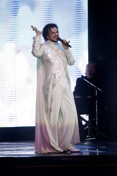 Odessa, Ukrayna, 17 Nisan 2012: Pop konser ikonik Rus şarkıcı Philip Kirkorov Odessa'daki. Ful ile parlak renkli ışık ve tiyatro gösterisi.