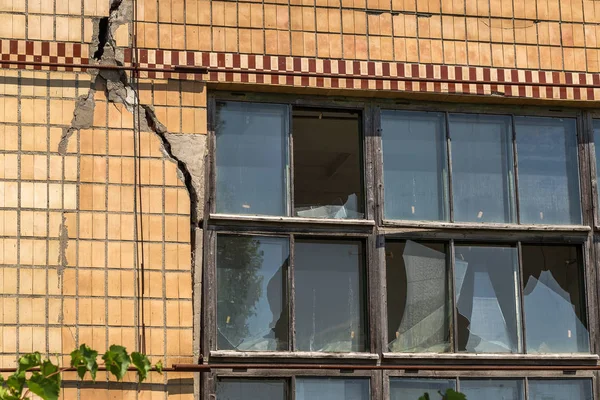 古い放棄されたレンガの建物の壊れた窓 壊れた窓の廃墟廃工場の古い窓 管理放棄された建物の荒らさ Windows — ストック写真