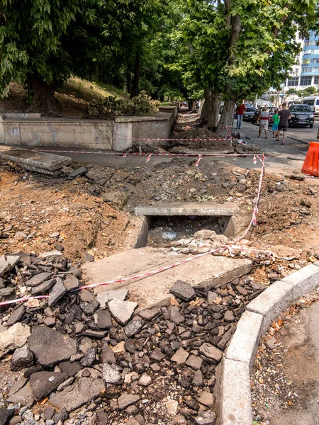 乌克兰奥德萨 2015年6月21日 在修建道路期间是重建污水设施 拆除旧排水井 更换过时的污水处理设备 — 图库照片
