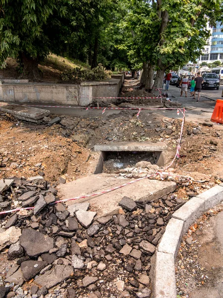 Odessa, Ukrayna, 21 Haziran 2015 - yol inşaat sırasında kanalizasyon tesislerinin yeniden olduğunu. Eski drenaj wells, eski Kanalizasyon donatım değiştirme ortadan kaldırmak