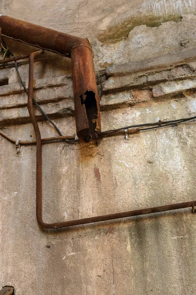 Old Rusty Drainpipe Wall Abandoned House Broken Holey Rusty Metal — Stock Photo, Image